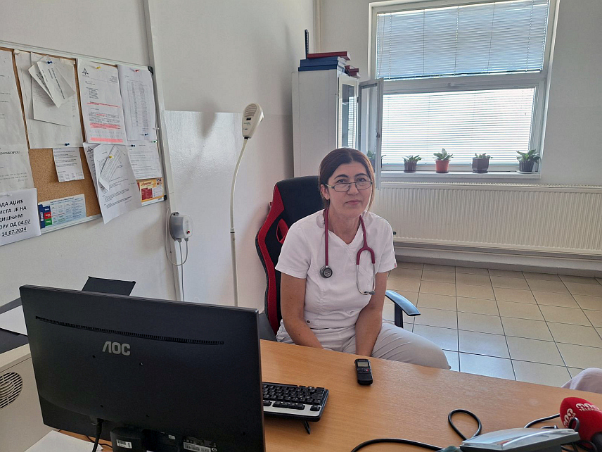 ШАМАЦ, 13. ЈУЛА /СРНА/ - У хитну службу Дома здравља Шамац од почетка јула дневно се јави око 50 пацијената због високе дневне температуре, рекла је Срни шеф хитне службе Јока Симић.