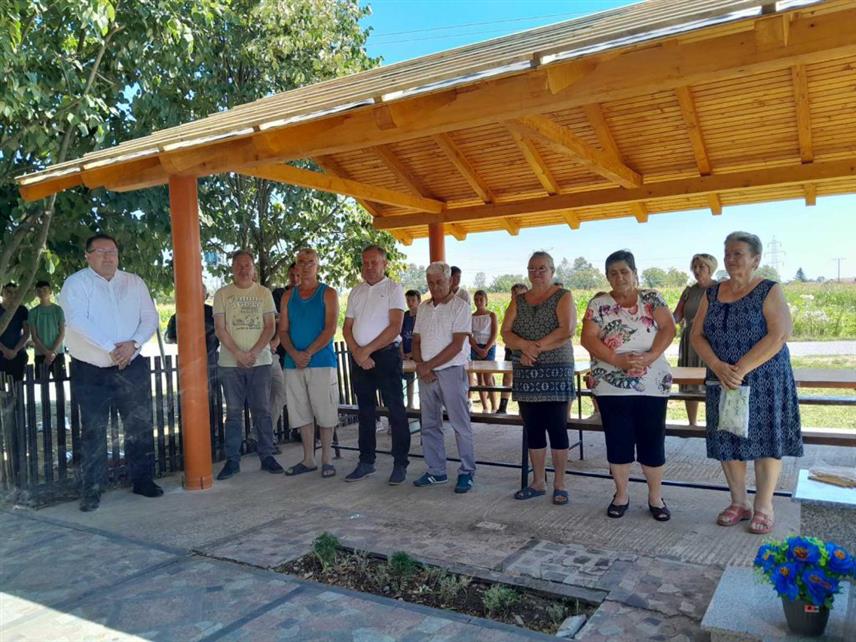 БРОД, 13. ЈУЛА /СРНА/ - У бродском насељу Нови Полој данас је служен парастос за осморицу погинулих бораца Војске Републике Српске из овог насеља.