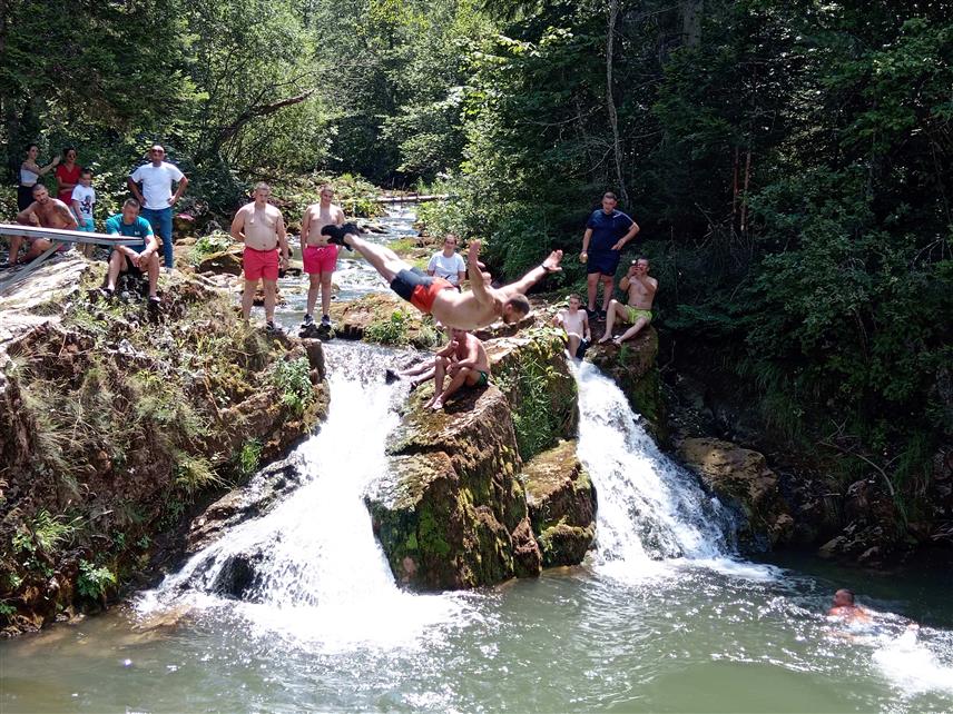СОКОЛАЦ, 13. ЈУЛА /СРНА/ - Владо Неђић са Сокоца освојио је прву награду у скоковима у воду на локалитету Каљински бук код Сокоца, други је био Саша Шкиљевић, а трећи најмлађи учесник Константин Боровчанин.