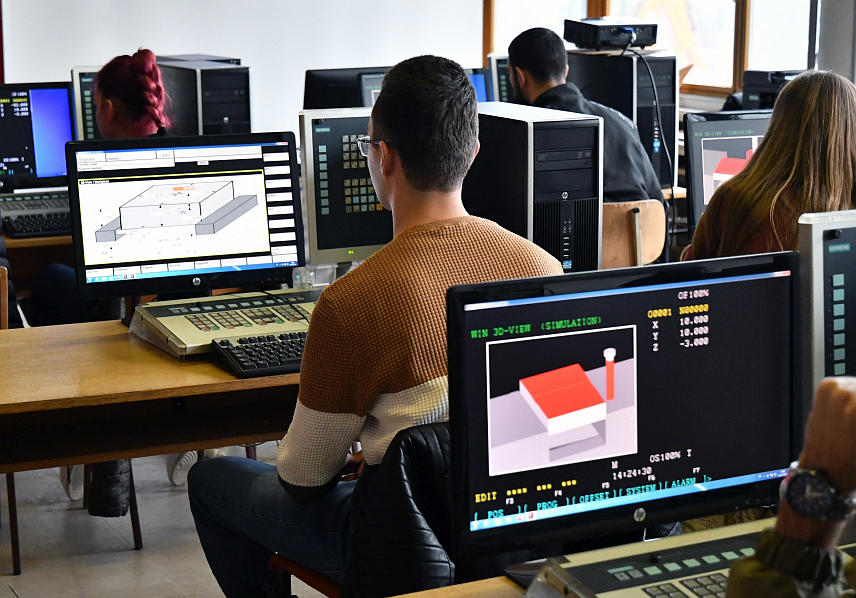 ИСТОЧНО САРАЈЕВО, 14. ЈУЛА /СРНА/ - На Машинском факултету Универзитета у Источном Сарајеву након првог уписног рока остало је 27 слободних мјеста на буџету и два мјеста за студенте из иностранства, рекао је Срни декан ове високошколске установе Саша Продановић.