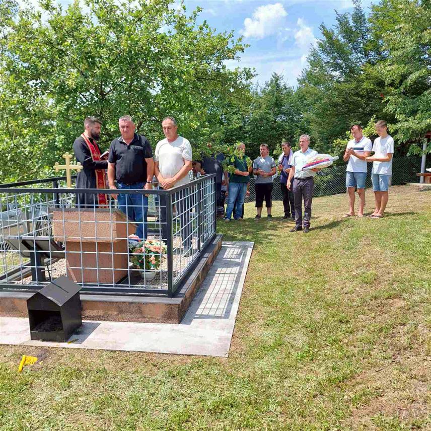 КОТОР ВАРОШ, 14. ЈУЛА /СРНА / - На Васиљевића брду у мјесној заједници Врбањци, у општини Котор Варош, данас је служен парастос за пет војника Републике Српске и двије цивилне жртве које су прије 32 године мучки убили припадници муслиманских паравојних формација.