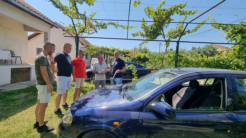 МОСTАР, 14. ЈУЛА /СРНА/ - Српски повратник Драго Рупар, коме је прије мјесец дана у дворишту породичне куће у мјесту Ходбина код Мостара запаљен аутомобил, данас је добио ново возило захваљујући племенитости и труду момака окупљених у Ерсофт клубу "Вукови" Пале.