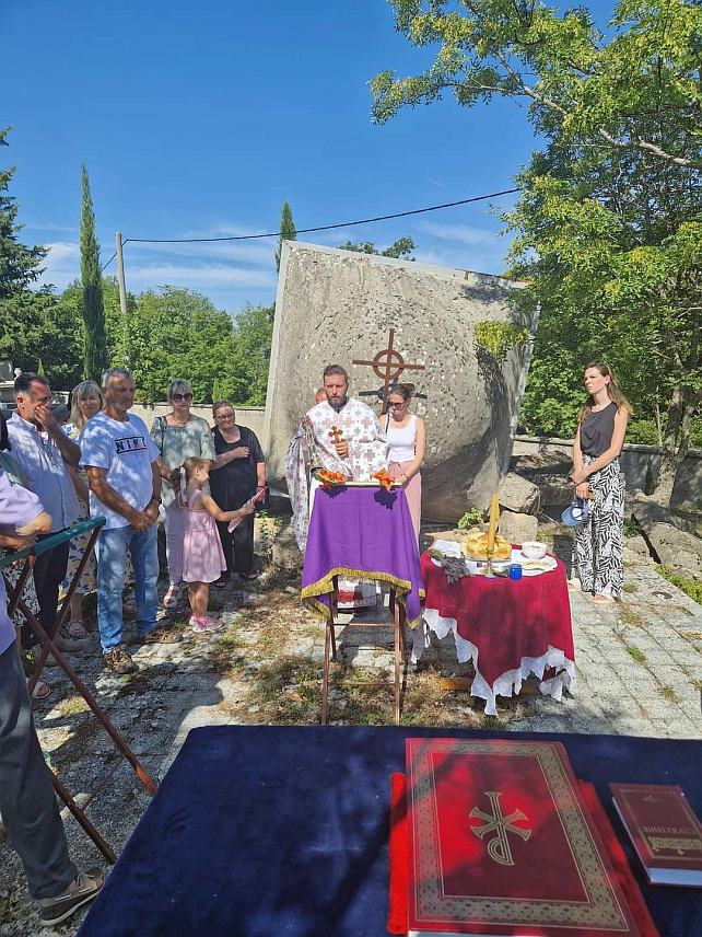 ДАБАР, 14. ЈУЛА /СРНА/ - На остацима Храма рођења Светог Јована у Дабру у Далмацији данас је служена литургија поводом славе Храма, Свете великомученице Недеље.