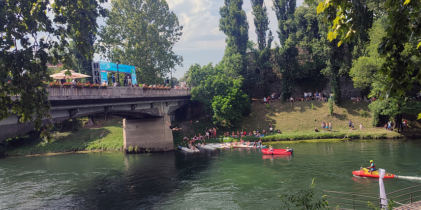 БАЊАЛУКА, 14. ЈУЛА /СРНА/ - Манифестација "Љето на Врбасу" отворена је данас у Бањалуци традиционалним скоковима са Градског моста, а најљепши скок "бањалучка ласта" извео је Бањалучанин Игор Арсенић.