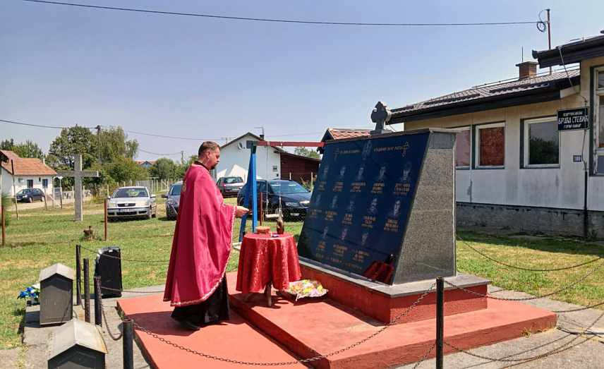 БРОД, 14. ЈУЛА /СРНА/ - У Горњем Клакару код Брода данас је служен помен за 13 бораца Војске Републике Српске из овог мјеста, који су погинули у Одбрамбено-отаџбинском рату.