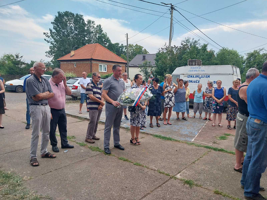 ШАМАЦ, 14. ЈУЛА /СРНА/ - У Доњој Црквини код Шамца данас је испред Спомен плоче служен парастос, положени вијенци и прислужене свијеће за 16 погинулих бораца у Народноослободилачком рату од 1942. до 1945. године, као и за 10 бораца и три цивила погинула у Одбрамбено-отаџбинском рату.