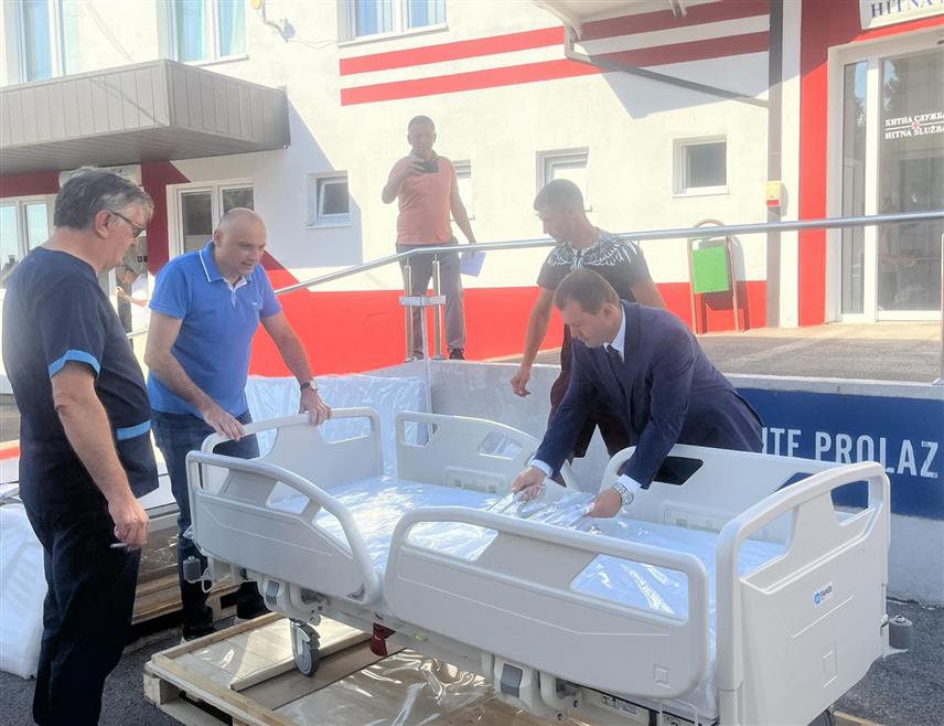 КОЗАРСКА ДУБИЦА, 15. ЈУЛА /СРНА/ - Два најсавременија болничка кревета вриједна 10.000 КМ донација је Хитној служби Дома здравља Козарска Дубица народних посланика из ове општине Дарка Бањца, Драгана Брдара и Бобане Ћибић и Специјалне болнице "Мљечаница".