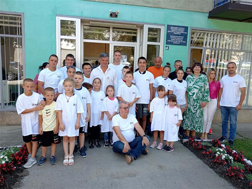 СОКОЛАЦ, 15. ЈУЛА /СРНА/ - Члан Фондације "Његош" из Лондона Давор Tеншек уручио је данас у Центру за социјални рад општине Соколац новчану донацију од 3.000 евра за 18 корисника ове установе.