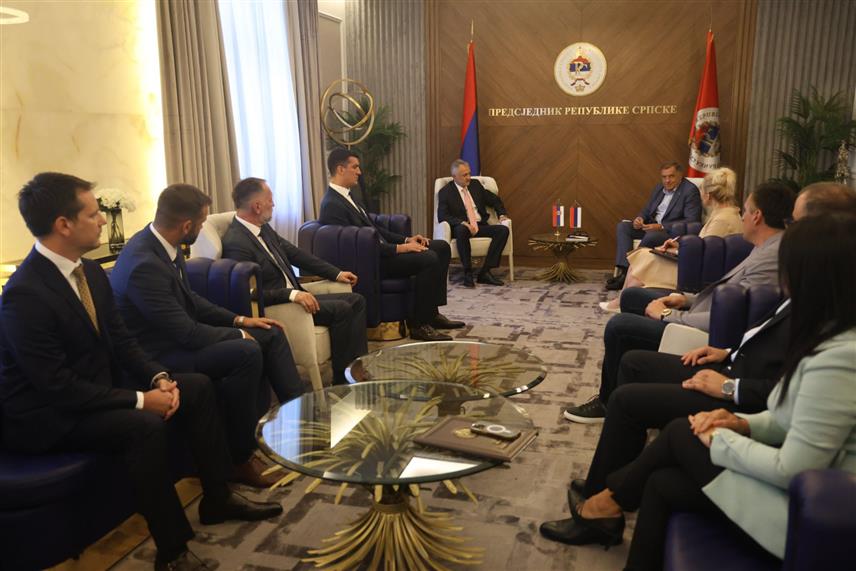 БАЊАЛУКА, 15. ЈУЛА /СРНА/ - Предсједник Републике Српске Милорад Додик разговарао је данас у Бањалуци са министром спорта у Влади Србије Зораном Гајићем о потреби јачања и даљег унапређења сарадње спортских савеза Републике Српске и Србије./фото Борислав Здриња/