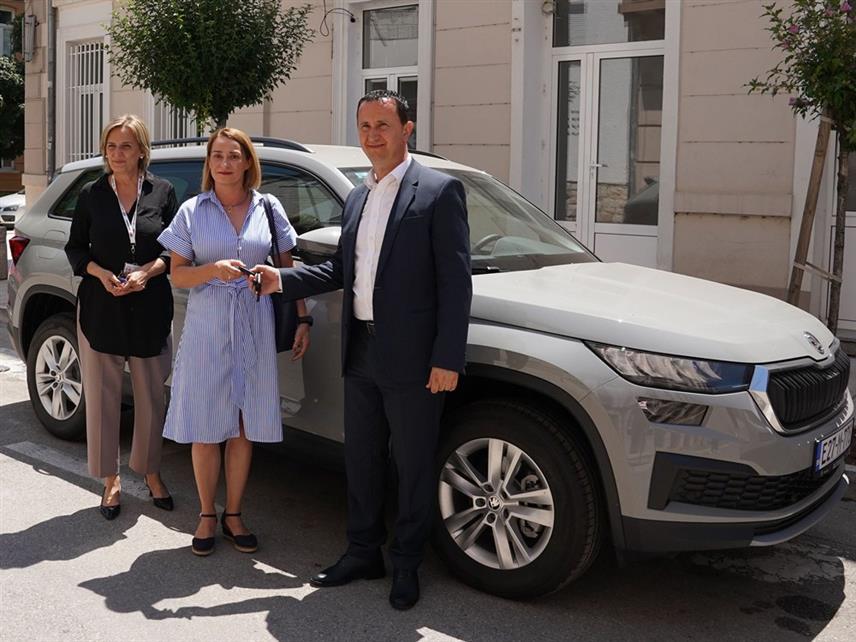 TРЕБИЊЕ, 15. ЈУЛА /СРНА/ - Граду Требињу уручен је нови аутомобил за који је градоначелник Мирко Ћурић најавио да ће се користити за превоз суграђана којима је то потребно до већих здравствених центара попут Бањалуке, Београда и Подгорице.