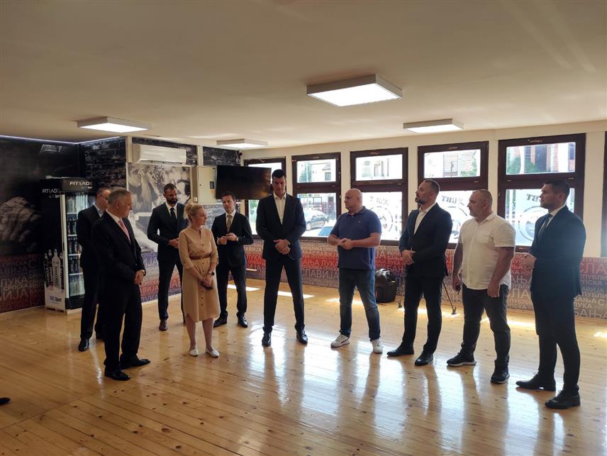 БАЊАЛУКА, 15. ЈУЛА /СРНА/ - Министар породице, омладине и спорта Републике Српске Селма Чабрић са министром спорта Србије Зораном Гајићем посјетила je бањалучки Боксерски клуб "Славија", гдје су разговарали са руководством тог познатог спортског колектива.