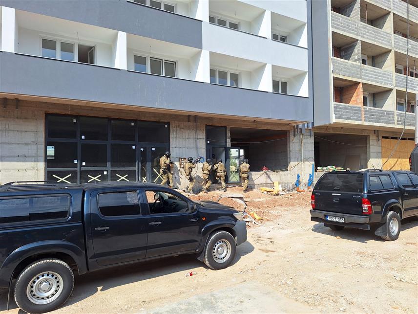 ИСТОЧНО САРАЈЕВО, 15. ЈУЛА /СРНА/ - Припадници Специјалне антитерористичке јединице /САЈ/ и Жандармерије успјешно су реализовали тактичко-показну вјежбу у близини Административног центра у Источном Сарајеву, којој је присуствао и предсједник Републике Српске Милорад Додик.