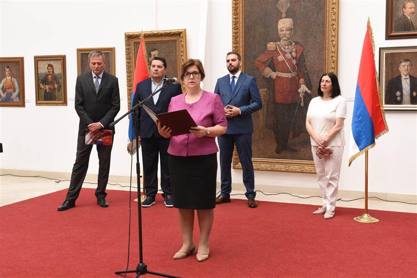 БАЊАЛУКА, 15. ЈУЛА /СРНА/ - Министар просвјете и културе Жељка Стојичић вечерас је у Музеју Републике Српске у Бањалуци отворила изложбу слика "Краљ Петар Први" француског сликара Луја Валда Барбија поводом 180 година од рођења краља Петра Првог Карађорђевића Ослободиоца.