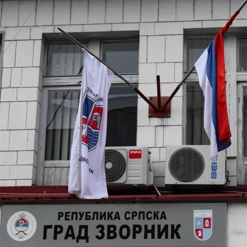 ЗВОРНИК, 15. ЈУЛА /СРНА/ - У Зворнику је данас дан жалости због утапања двојице суграђана у Дрини, саопштено је из Градске управе.