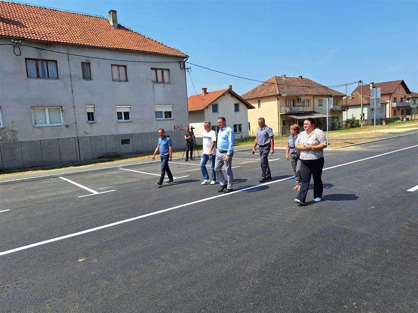 ШАМАЦ, 16. ЈУЛА /СРНА/ - У мјесној заједници Шамац је завршетком дијела нове Улице Доситеја Обрадовића са кружном раскрсницом и паркингом, што је са 370.000 КМ финансирала општина Шамац из буџета, ријешен дугогодишњи проблем и побољшана безбједност ученика при доласку у основну школу.