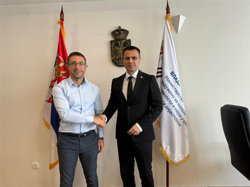 БЕОГРАД, 16. ЈУЛА /СРНА/ - Министар задужен за област односа са дијаспором у Влади Србије Ђорђе Милићевић састао се у Београду са представницима српских удружења из Канаде, Француске и Румуније, те потписао уговоре о финансијској подршци Владе Србије пројектима намијењеним за очување српског језика и писма, као и јачање српског националног и културног идентитета у Француској и Румунији.