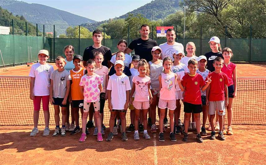 ФОЧА, 16. ЈУЛА /СРНА/ - На тениским теренима на Ушћу у Фочи данас је почео дјечији "Фоча опен", турнир за најмлађе фочанске тенисере узраста од седам до 12 година.