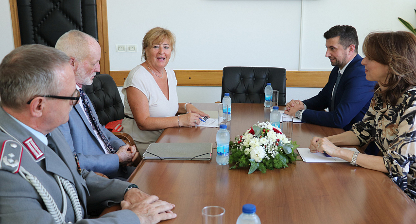 САРАЈЕВО, 16. ЈУЛА /СРНА/ - Министар цивилних послова у Савјету министара Дубравка Бошњак разговарала је данас у Сарајеву са амбасадором Њемачке у БиХ Томасом Фиченом.