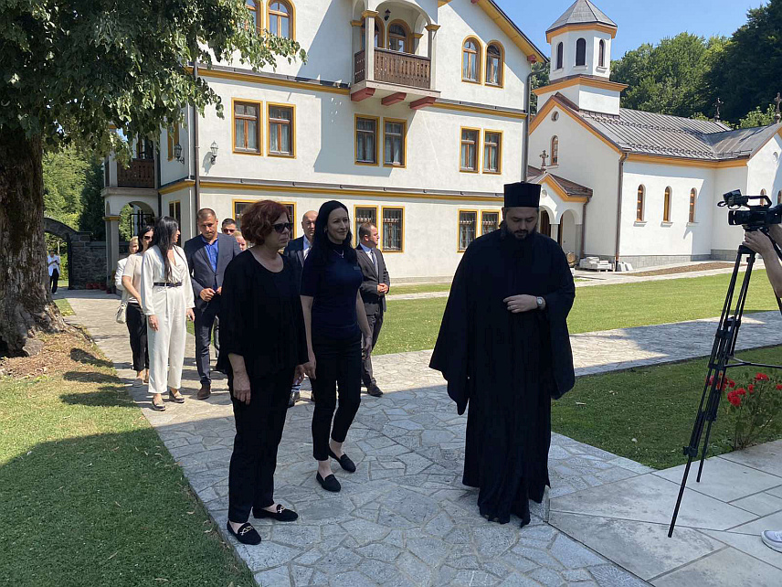 КОЗАРСКА ДУБИЦА, 16. ЈУЛА /СРНА/ - Министар управе и локалне самоуправе Републике Српске Сенка Јујић и министар државне управе и локалне самоуправе Србије Јелена Жарић Ковачевић посјетили су манастир Моштаница, чија је црква однедавно, одлуком Народне скупштине Републике Српске, културно добро од изузетног значаја.