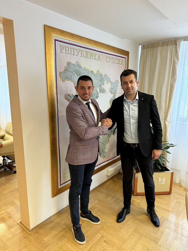 БАЊАЛУКА, 16. ЈУЛА /СРНА/ - Министар трговине и туризма Денис Шулић разговарао је данас у Бањалуци са предсједником Управног одбора Националног парка "Дрина" Милошем Вучићем о развоју туризма у општини Сребреница.