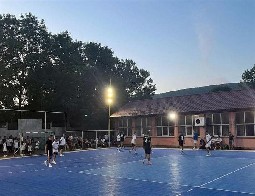 ЉУБИЊЕ, 16. ЈУЛА /СРНА/ - У Љубињу је у току хуманитарни турнир у малом фудбалу "Љубиње 2024" који има за циљ прикупљање средстава за угрожене категорије становништва.