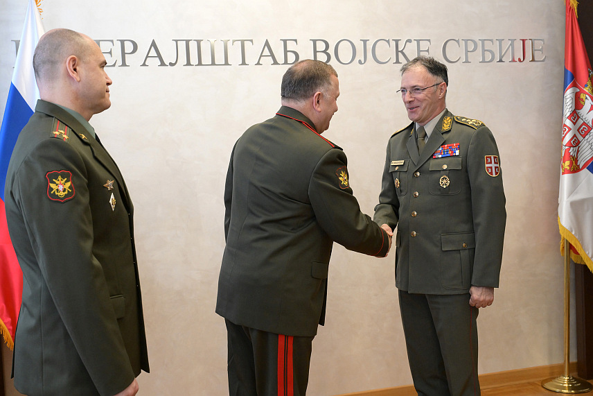 БЕОГРАД, 16. ЈУЛА /СРНА/ - Начелник Генералштаба Војске Србије генерал Милан Мојсиловић састао се данас са изаслаником одбране Руске Федерације у Србији генерал-мајором Генадијем Можајевом, са којим је размијенио ставове о безбједносној ситуацији у региону и свијету, те могућностима за сарадњу.
