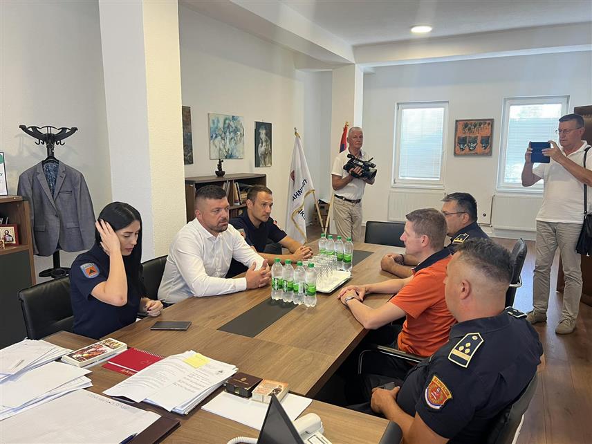 ГАЦКО, 16. ЈУЛА /СРНА/ - Вршилац дужности директора Републичке управе Цивилне заштите /РУЦС/ Борис Трнинић на састанку са начелником општине Гацко Огњеном Милинковићем.