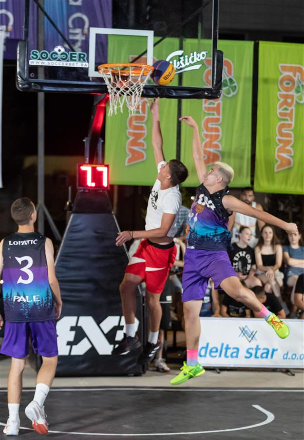 ПРЊАВОР, 16. ЈУЛА /СРНА/ - Утакмицама групне фазе за претпионире и пионире је почео 28. турнир у баскету "Вивиа 3 на 3 Прњавор" који и ове године има ФИБА статус "Лајт квест" /"Lite Quest"/.