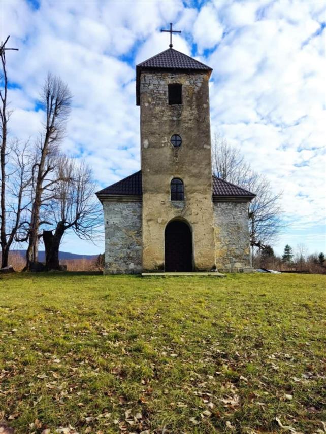 БИХАЋ, 16. ЈУЛА /СРНА/ - У српском селу Грмуша код Бихаћа гдје је прије рата живјело око 400 мјештана у 89 кућа, данас нема ниједног сталног становника, рекао је Срни парох бихаћки Славиша Милиновић.