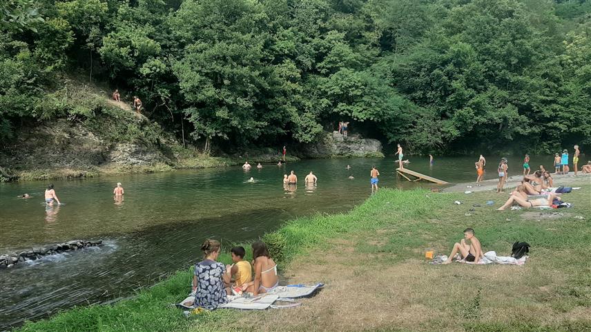 ФОЧА, 17. ЈУЛА /СРНА/ - Тропске врелине учиниле су да ледене планинске ријеке нису више толико ледене, па све више Фочака спас од врућина проналази на купалиштима на Дрини и Ћехотини.