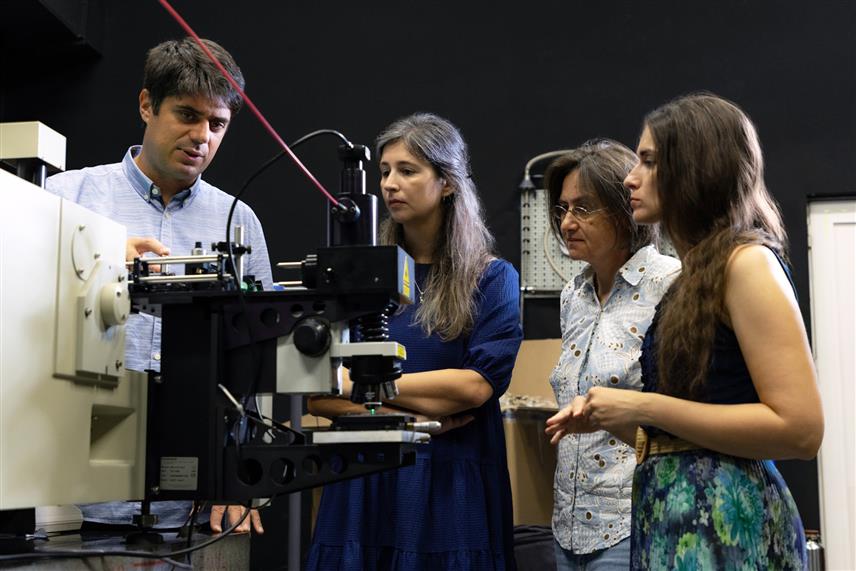 БЕОГРАД, 17. ЈУЛА /СРНА/ - Истраживачи Института за физику у Београду добили су средства у износу од 2,5 милиона евра из европског програма "ЕРА Черс" за један од највећих појединачних научних пројеката у Србији, којим је предвиђен и повратак из Америке једног од водећих свјетских истраживача у области чврстог стања Емила Божина.