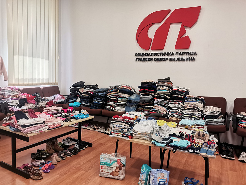 БИЈЕЉИНА, 17. ЈУЛА /СРНА/ - Традиционална хуманитарна акција "Базар без пара" Актива жена Социјалистичке партије /СП/ Градски одбор Бијељина почела је данас, гдје грађани могу изабрати нешто од понуђених ствари које су им потребне, а тренутно нису у могућности да их обезбиједе.