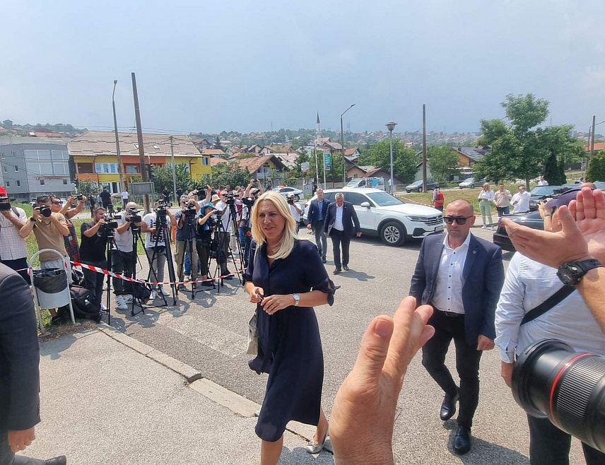 САРАЈЕВО, 17. ЈУЛА /СРНА/ - Српски члан Предсједништва БиХ Жељка Цвијановић дошла је пред зграду Суда БиХ да пружи подршку предсједнику Републике Српске Милораду Додику и вршиоцу дужности директора "Службеног гласника" Милошу Лукићу.