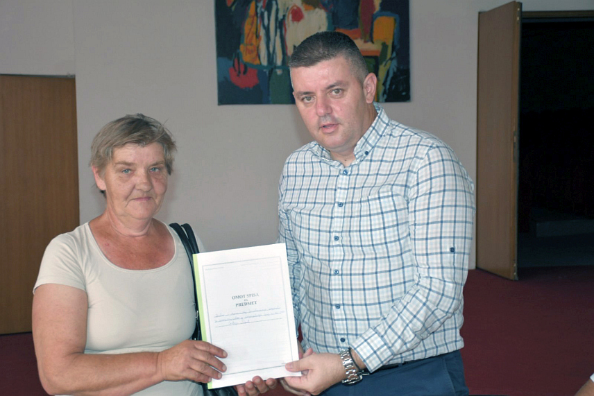 МРКОЊИЋ ГРАД, 17. ЈУЛА /СРНА/ - Пољопривредни произвођачи који су обухваћени програмом самозапошљавања у пољопривреди данас су са начелником општине Мркоњић Град Драганом Вођевићем потписали уговоре о додјели подстицаја за које ће бити издвојено 72.000 КМ.