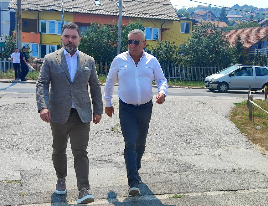 САРАЈЕВО, 17. ЈУЛА /СРНА/ - Замјеник предсједавајуће Савјета министара Сташа Кошарац стигао је пред Суд БиХ у Сарајеву да пружи подршку предсједнику Републике Српске Милораду Додику и вршиоцу дужности директора "Службеног гласника" Милошу Лукићу.