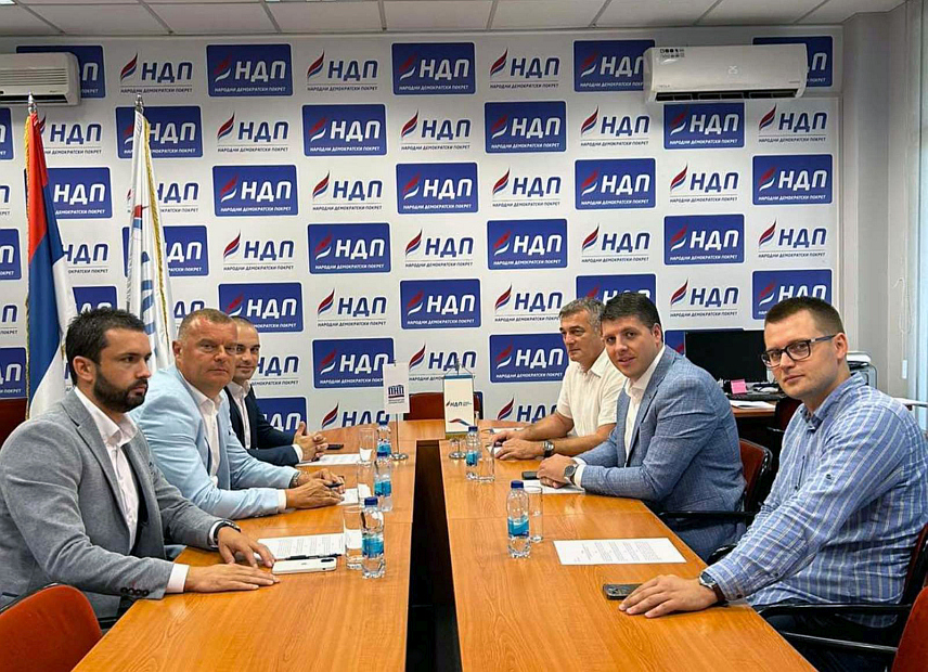 БАЊАЛУКА, 17. ЈУЛА /СРНА/ - Предсједник Народног демократског покрета /НДП/ Бојан Шапурић и предсједник Поткозарског народног покрета /ПНП/ Далибор Грабеж потписали су данас у Бањалуци Споразум о заједничком јединственом дјеловању којим су детерминисани принципи сарадње и начин дефинисања циљева у наредном периоду.