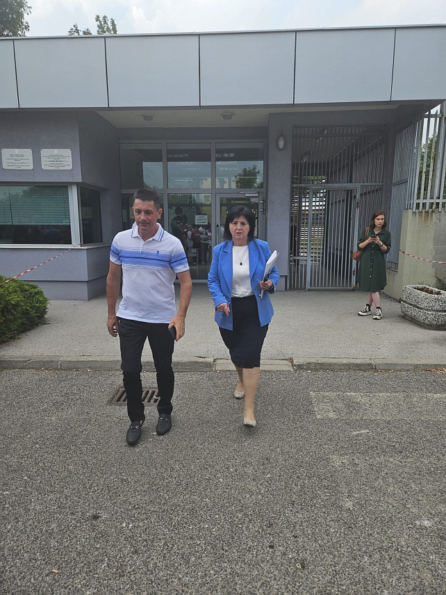 САРАЈЕВО, 17. ЈУЛА /СРНА/ - Предсједавајућа Вијећа народа Републике Српске Сребренка Голић данас је пред Судом БиХ, као свједок одбране предсједника Српске Милорада Додика, објаснила процедуру усвајања закона у Народној скупштини и Вијећу народа у вези са Законом о објављивању закона и прописа Републике Српске и Законом о непризнавању одлука Уставног суда БиХ.