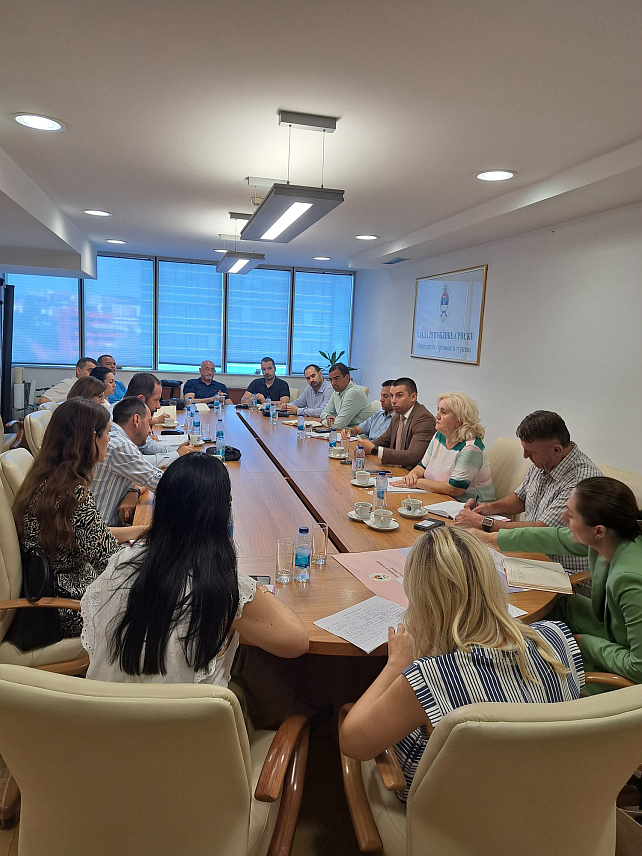 БАЊАЛУКА, 17. ЈУЛА /СРНА/ - Министар трговине и туризма Републике Српске Денис Шулић разговарао је данас са представницима привредних комора и трговаца о кампањи "Друштвено одговорни".