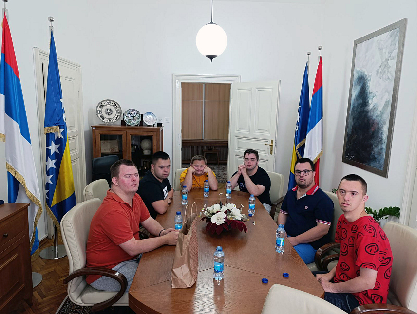 БАЊАЛУКА, 17. ЈУЛА /СРНА/ - У Републици Српској би од септембра за особе са Дауновим синдромом требало да почне примјена микрострујних терапија које ће побољшати њихово стање, рекао је Срни директор Даун синдром центра Бањалука Зоран Јелић.