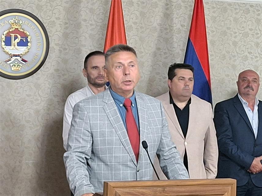 ИСТОЧНО САРАЈЕВО, 17. ЈУЛА /СРНА/ - У судском процесу против предсједника Републике Српске Милорада Додика и вршиоца дужности директора "Службеног гласника" Милоша Лукића само се формално жели спровести судски поступак, а није битна суштина ствари, рекао је бранилац предсједника Српске Горан Бубић.