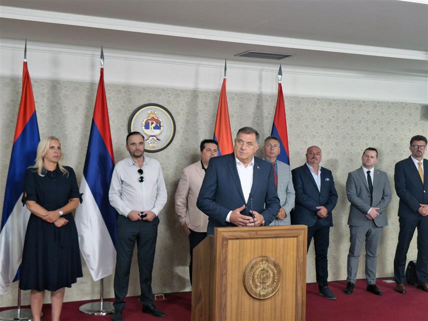 ИСТОЧНО САРАЈЕВО, 17. ЈУЛА /СРНА/ - Предсједник Републике Српске Милорад Додик изјавио је да Тужилаштво БиХ није успјело да докаже или одбрани суштину оптужног захтјева да је прекршио одлуке наводног високог представника не желећи да о томе расправља говори колико је процес сумњив.