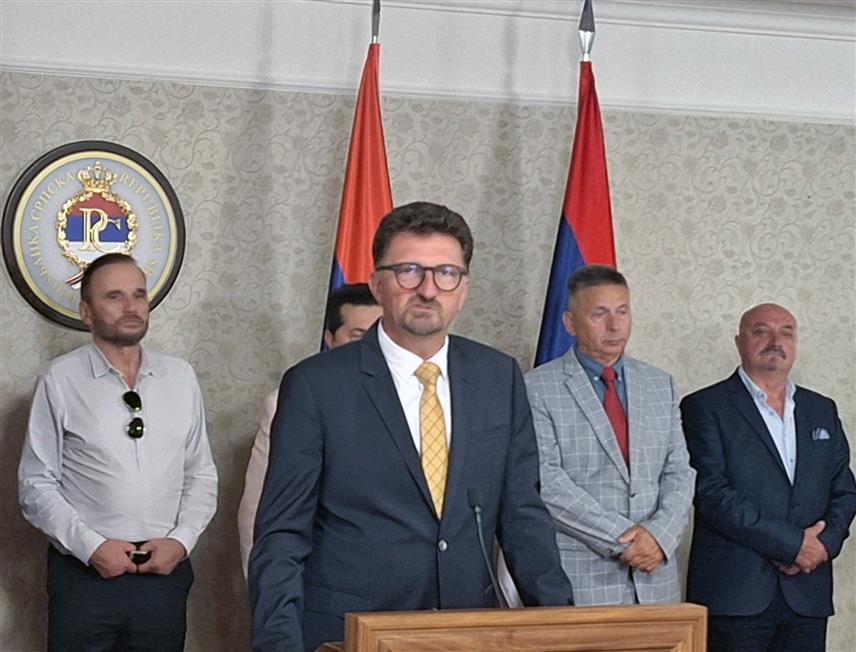 ИСТОЧНО САРАЈЕВО, 17. ЈУЛА /СРНА/ - Адвокат Миљкан Пуцар изјавио је након рочишта у Суду БиХ против предсједника Српске Милорада Додика и вршиоца дужности "Службеног гласника Српске" Милоша Лукића, да је предсједавајућа Вијећа народа Сребренка Голића врло јасно потврдила улогу "Службеног гласника" и да након њеног свједочења овај поступак може да се заврши.