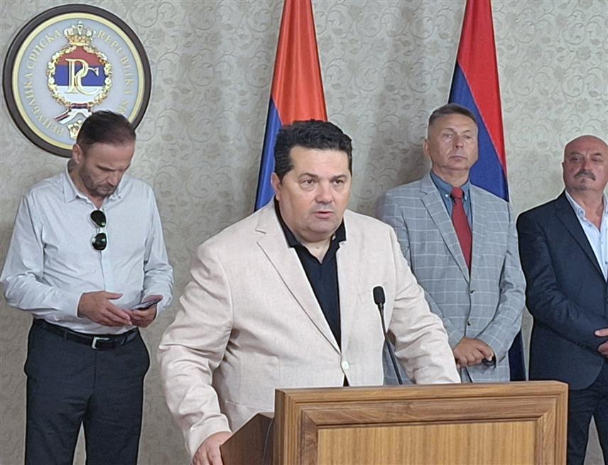 ИСТОЧНО САРАЈЕВО, 17. ЈУЛА /СРНА/ - Предсједник Народне скупштине Републике Српске Ненад Стевандић рекао је да се правда не може опструисати и да у поступку пред Судом БиХ предсједник Републике Српске Милорад Додик и директор "Службеног гласника" Милош Лукић воде пет према нула.