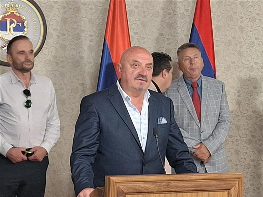 ИСТОЧНО САРАЈЕВО, 17. ЈУЛА /СРНА/ - Адвокат Горан Петронијевић изјавио је да Сена Узуновић, поступајући судија у поступку против предсједника Републике Српске Милорада Додика и вршиоца дужности директора "Службеног гласника" Милоша Лукића има проблем, не само процесни, него материјално-правни, који је настао због разноразних притисака, те нагласио да је очигледно да и Тужилаштво и Суд БиХ губе главу кад год се само помене Кристијан Шмит.