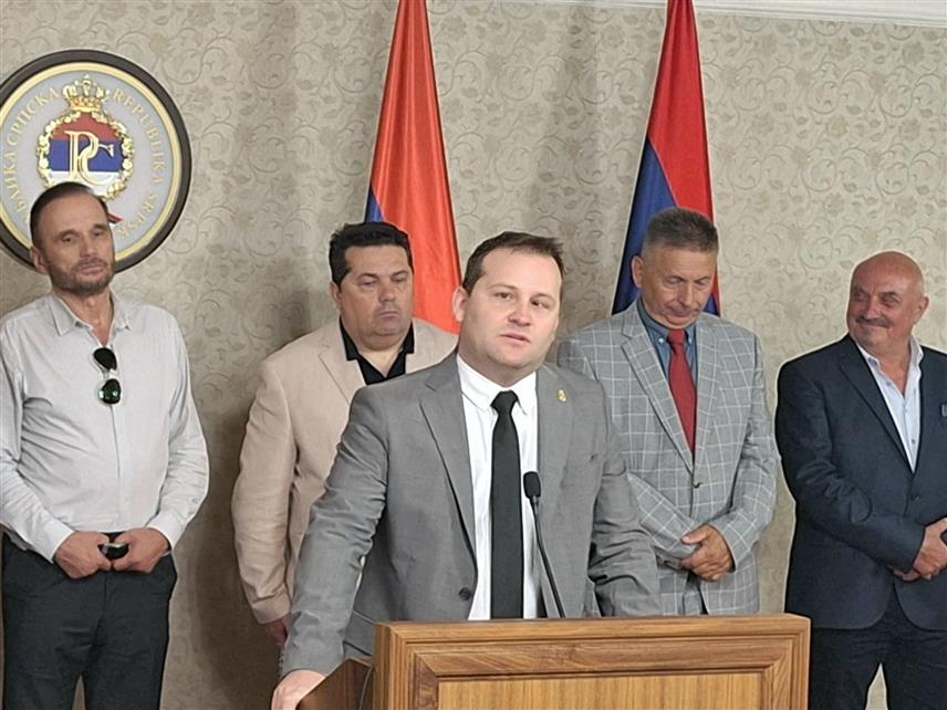 ИСТОЧНО САРАЈЕВО, 17. ЈУЛА /СРНА/ - Вршилац дужности директора "Службеног гласника Републике Српске" Милош Лукић рекао је да Тужилаштво БиХ глуми у представи коју је режирао Кристијан Шмит и да, ако се буду уписали у историјске и правне књиге, биће у поглављу које ће у наслову садржати ријеч срамота.