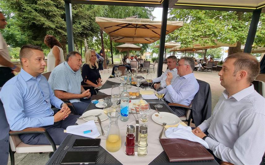 ИСТОЧНО САРАЈЕВО, 17. ЈУЛА /СРНА/ - Предсједник Републике Српске Милорад Додик, српски члан Предсједништва БиХ Жељка Цвијановић и замјеник министра одбране у Савјету министара Александар Гогановић састали су се данас у Источном Сарајеву са руским амбасадором у БиХ Игором Калабуховом.