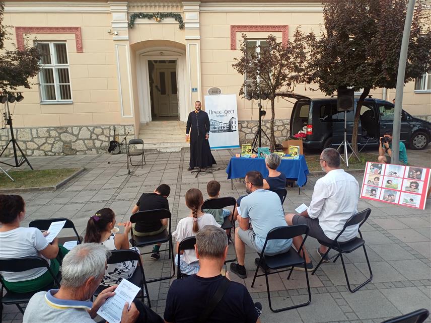 ДЕРВЕНТА, 17. ЈУЛА/СРНА/ - У Дервенти је вечерас одржана радионица за дјецу "Сизифова борба за правопис" и представљене књиге и илустрације ђакона Бојана Јокановића, у оквиру манифестације "Пркос фест".