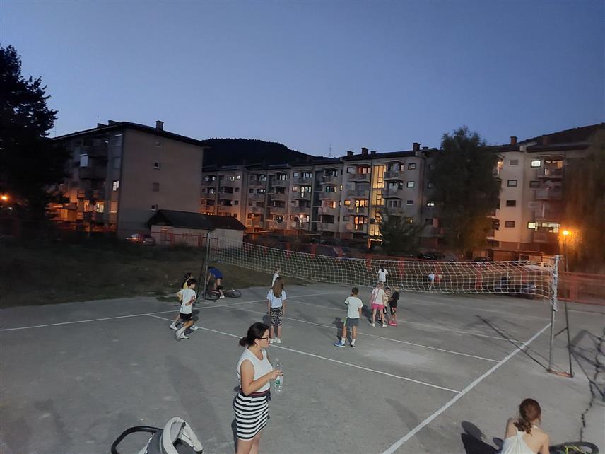ДРВАР, 17. ЈУЛА /СРНА/ - Омладинска организација "Дрвар" реализовала је пројекат освјетљења игралишта код Основне школе "Дрвар".