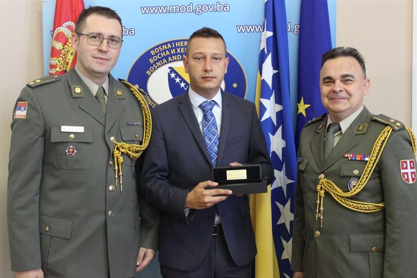 САРАЈЕВО, 17. ЈУЛА /СРНА/ - Замјеник министра одбране у Савјету министара Александар Гогановић примио је у званичну посјету досадашњег војног аташеа Републике Србије у БиХ пуковника Сашу Нешића и новоименованог војног аташеа пуковника Милана Дулановића.