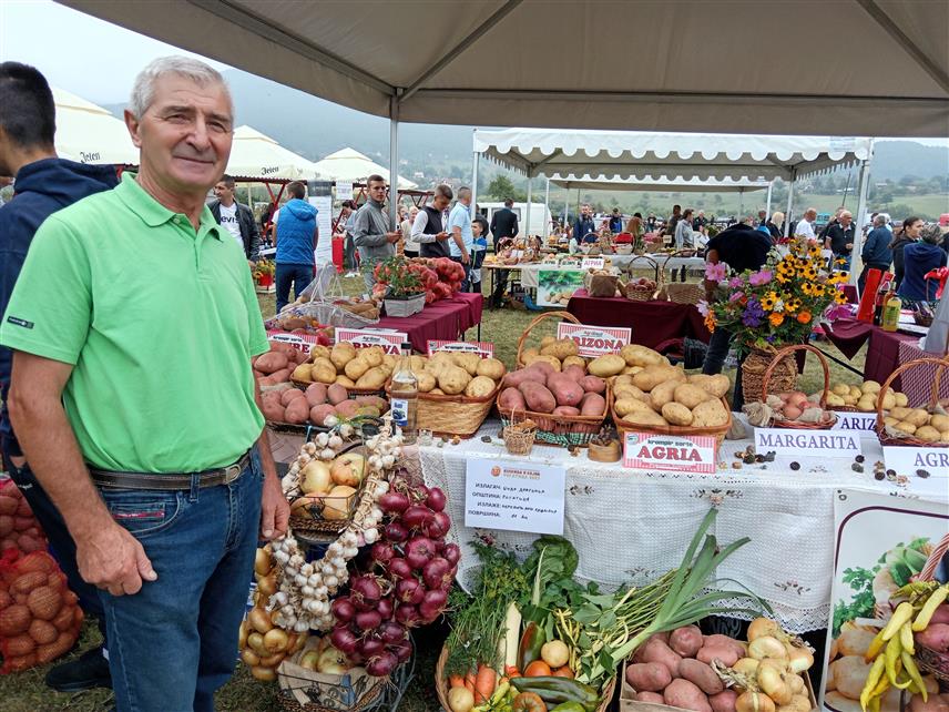 РОГАTИЦА, 17. ЈУЛА /СРНА/- На имању једанаесточлане породице Драгомира Џиде код Рогатице ради се пуно без обзира на временске прилике, јер су укупно засијали више од 35 хектара, а резултат су награде, признања и добар принос у више дјелатности, којима се баве у кући надалеко познатој као домаћинској.	
